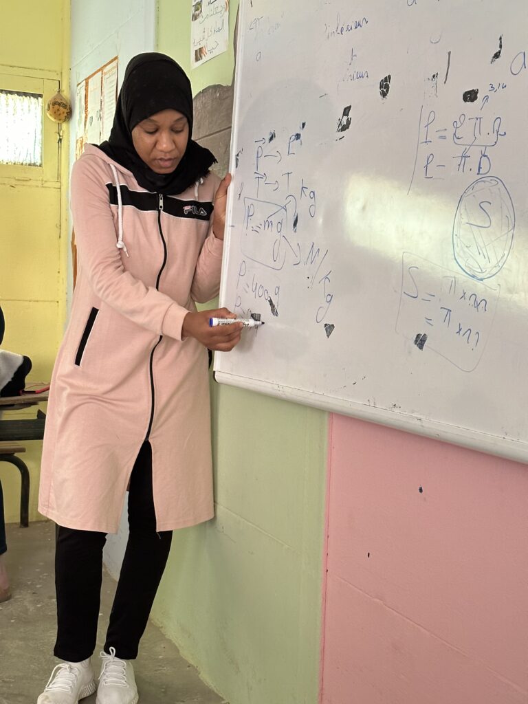 femme écrit sur un tableau soutien scolaire