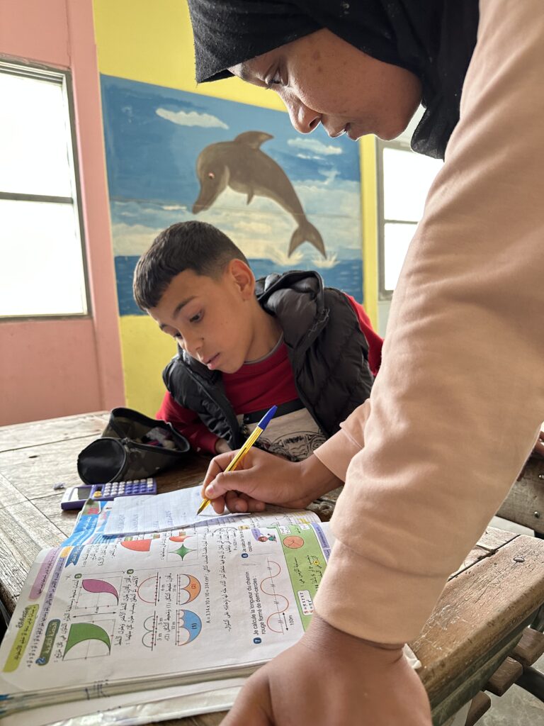 enfant et soukayna en soutien scolaire