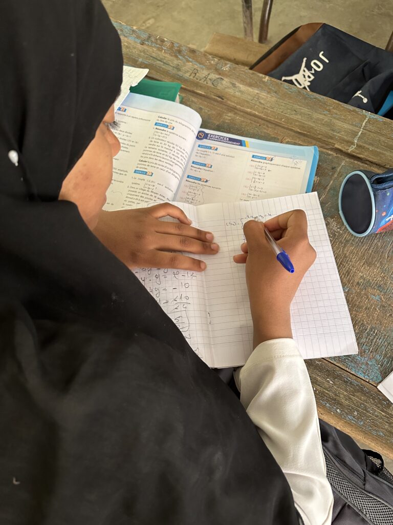 vue du haut jeune fille écrit sur un cahier d'exercice