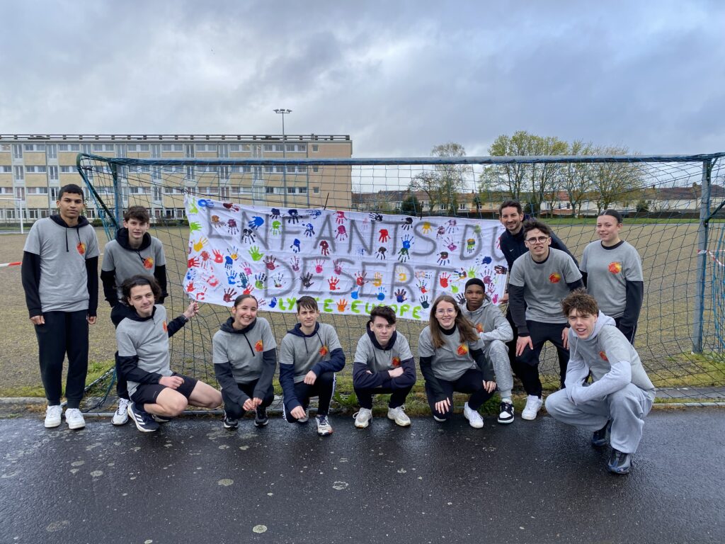 élèves posent devant affiche enfants du desert