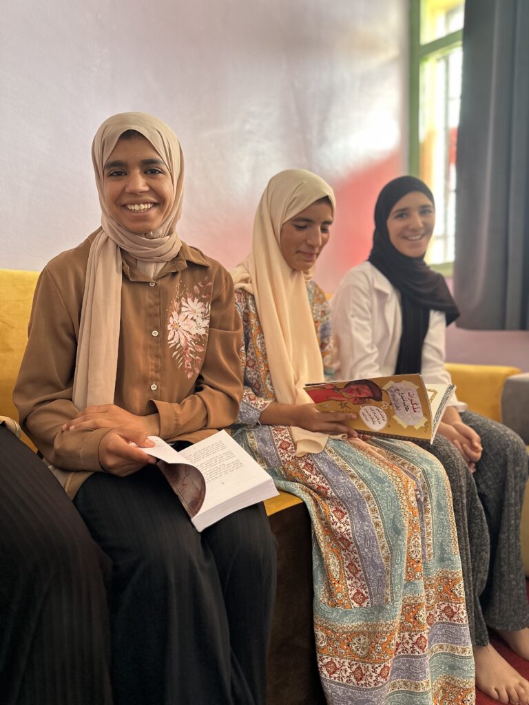 filles lisent dans la bibliothèque. Sourires