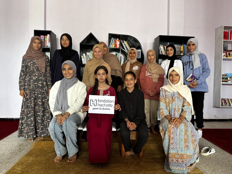 photo des jeunes filles internat de gourrama avec pancarte Fondation Hachette pour la lecture