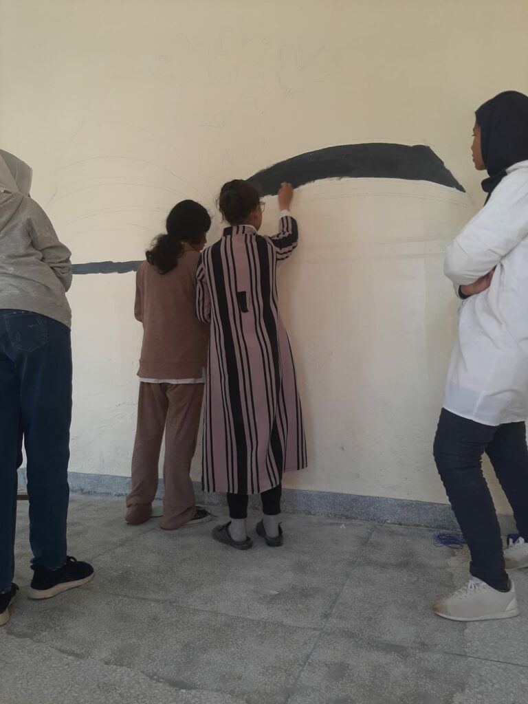 élèves peignent le mur de la bibliothèque