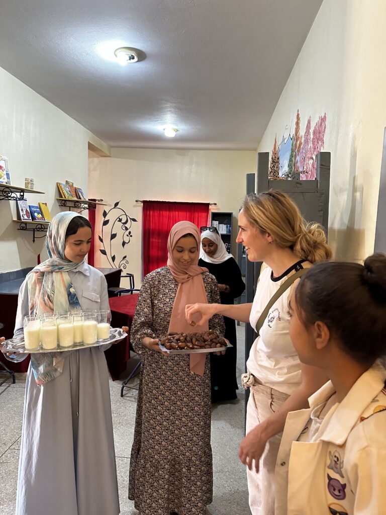 inauguration de la bibliothèque. Eleves offrent dattes et lait à l'équipe enfant du désert