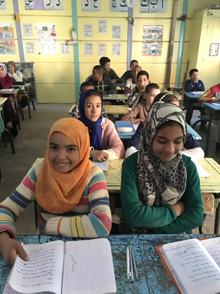 enfants à leur bureau soutien scolaire