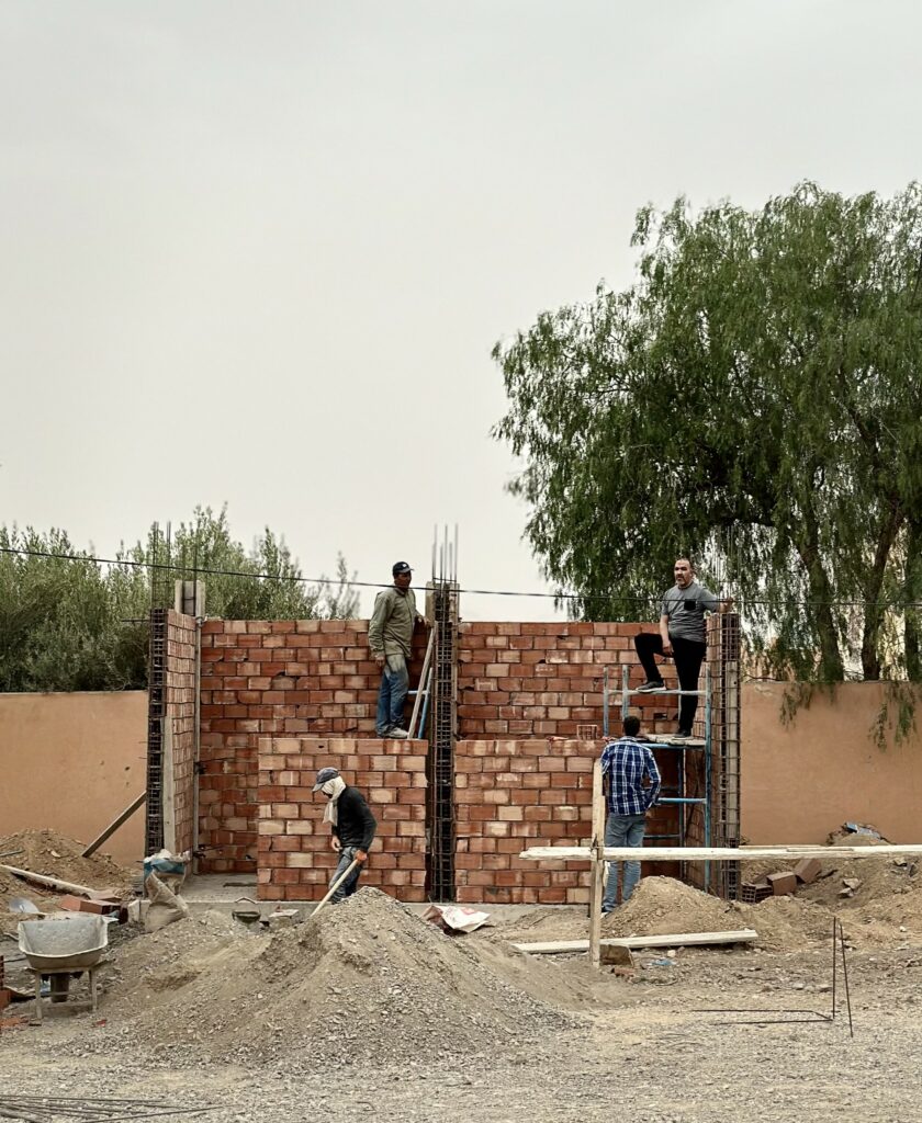 maçons construisent sanitaires à Toulal