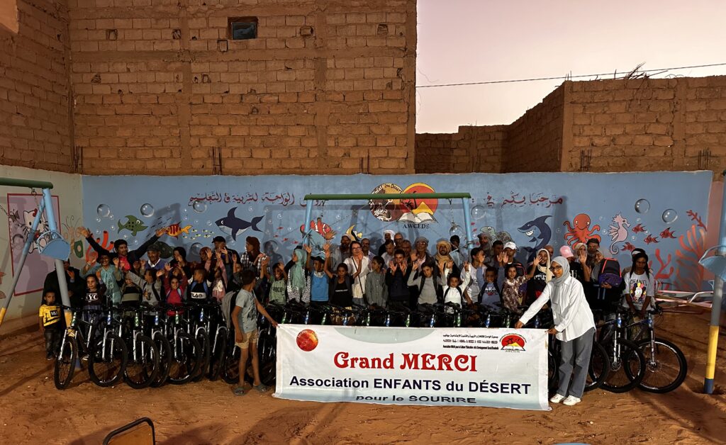 enfants avec leur nouveau vélo. Affiche Grand merci enfants du désert pour le sourire