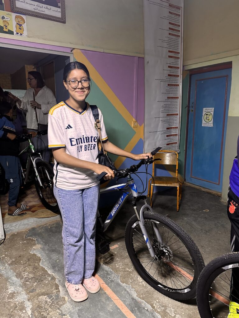 remise vélo à jeune fille grâce à la course solidaire