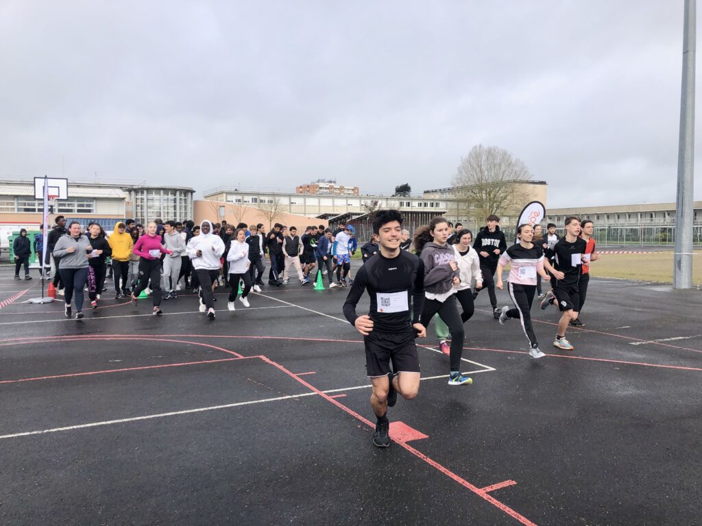 élèves courent course solidaire cholet