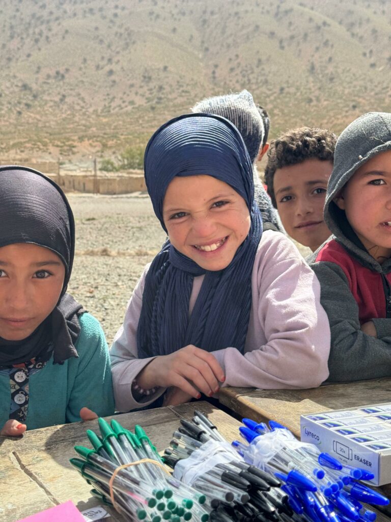 enfants sourient devant nouveaux stylos