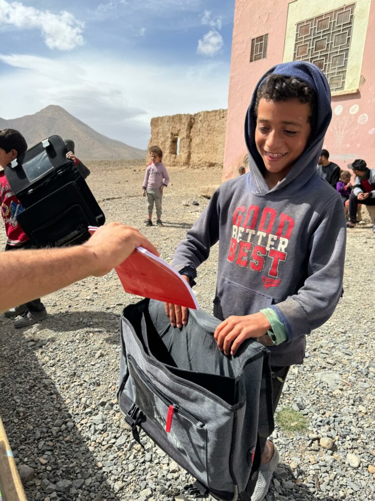 enfant reçoit cahier dans son nouveau cartable