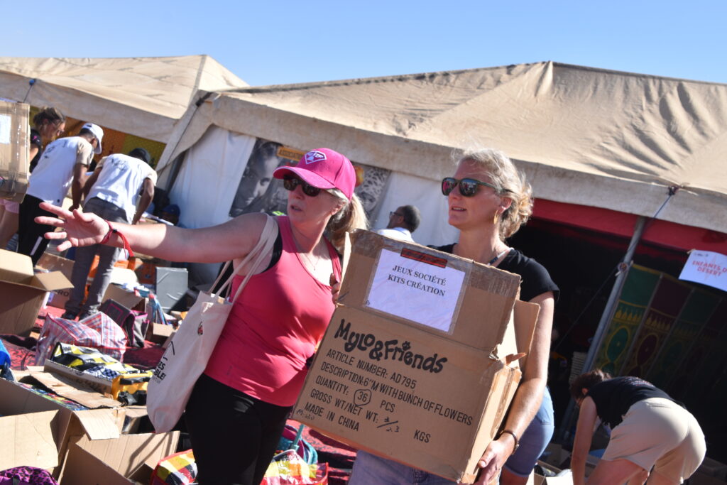 Dons de matériel, soutien de l'artisanat des femmes... découvrez le bilan solidaire de notre participation au Rallye Roses des Sables 2025 !