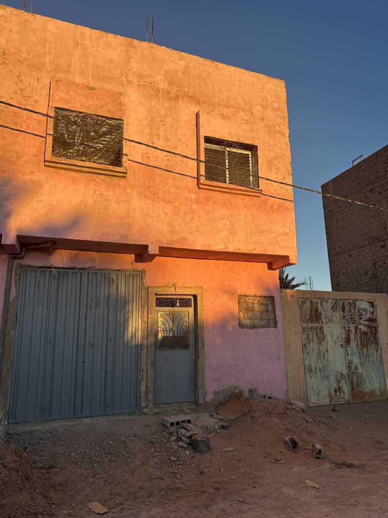 soleil couchant sur façade de maison orange