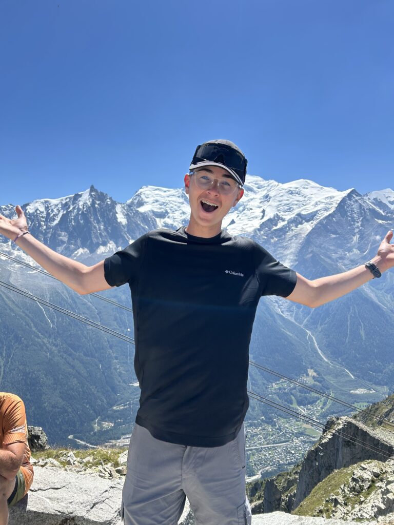 Mathis, lycéen et futur infirmier, organise le défi solidaire «480 km pour apprendre» afin de collecter des fonds pour financer des vélos destinés aux enfants du désert.