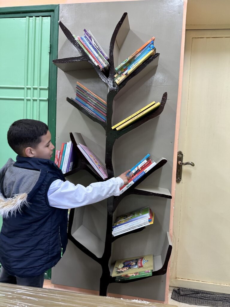 Inauguration Bibliothèque AL MASSIRA étagère livres