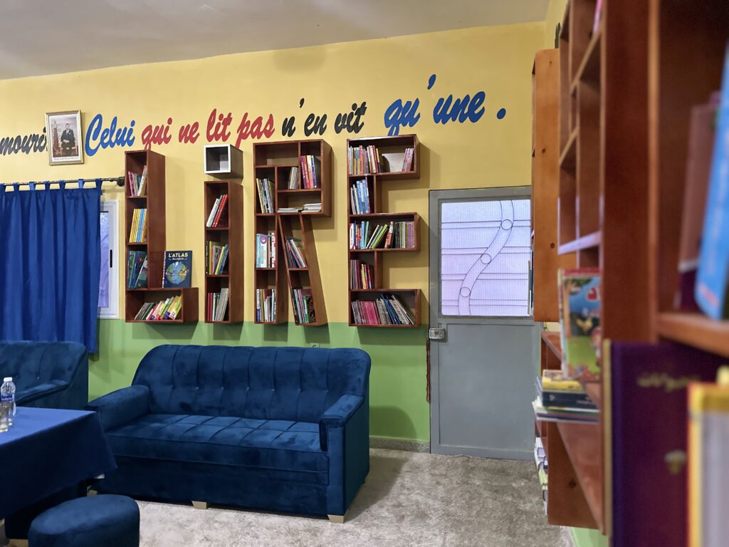 Inauguration bibliothèque ksar Boudnib vue intérieur étagères livres