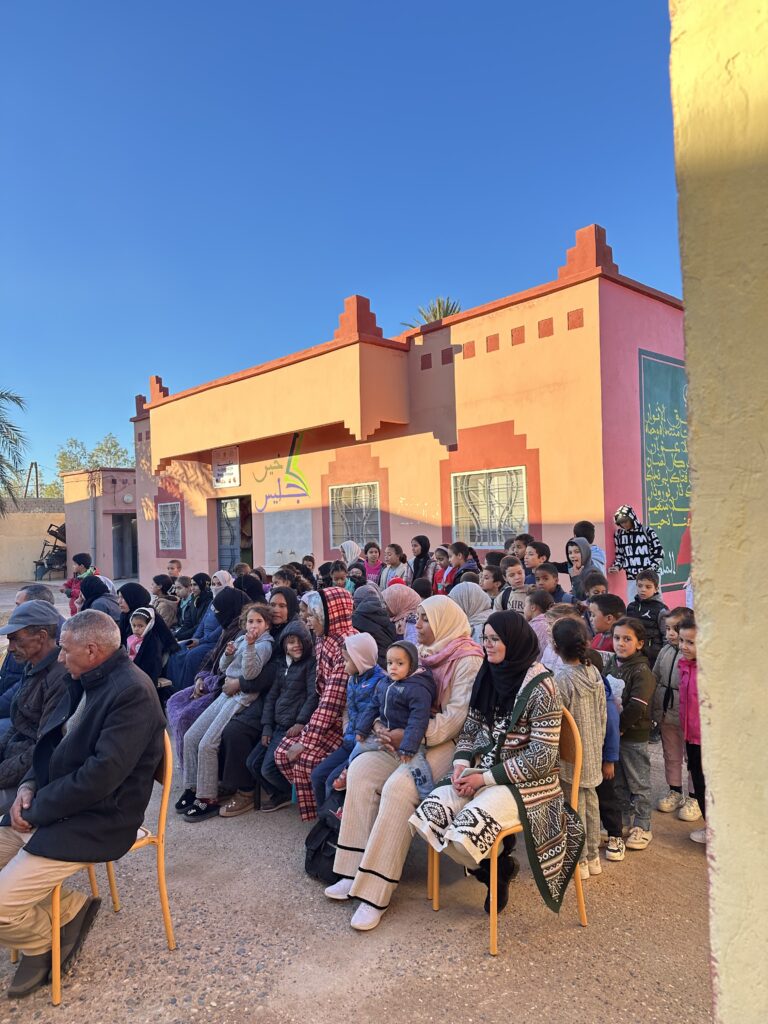 Inauguration bibliothèque ksar Boudnib familles à l'extérieur cérémonie