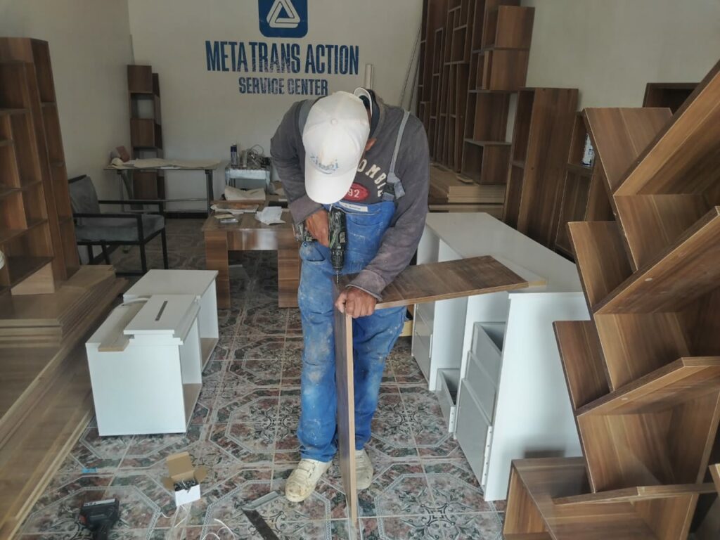 menuisier fabrique meubles pour les bibliothèques 